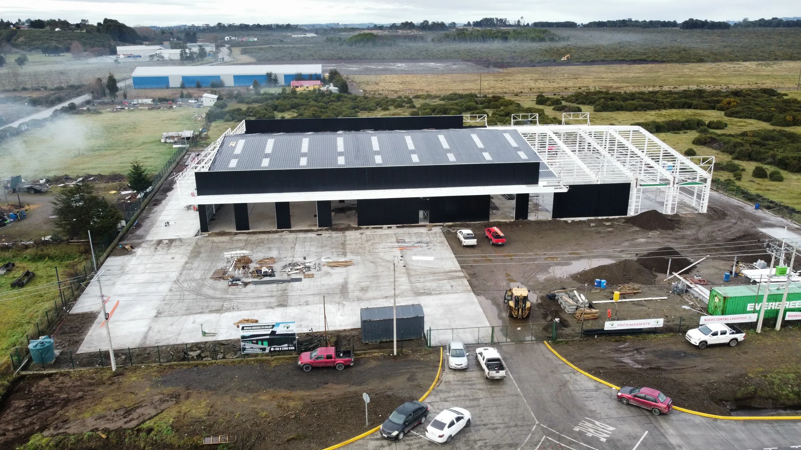 Galpón industrial en construcción visto desde el aire