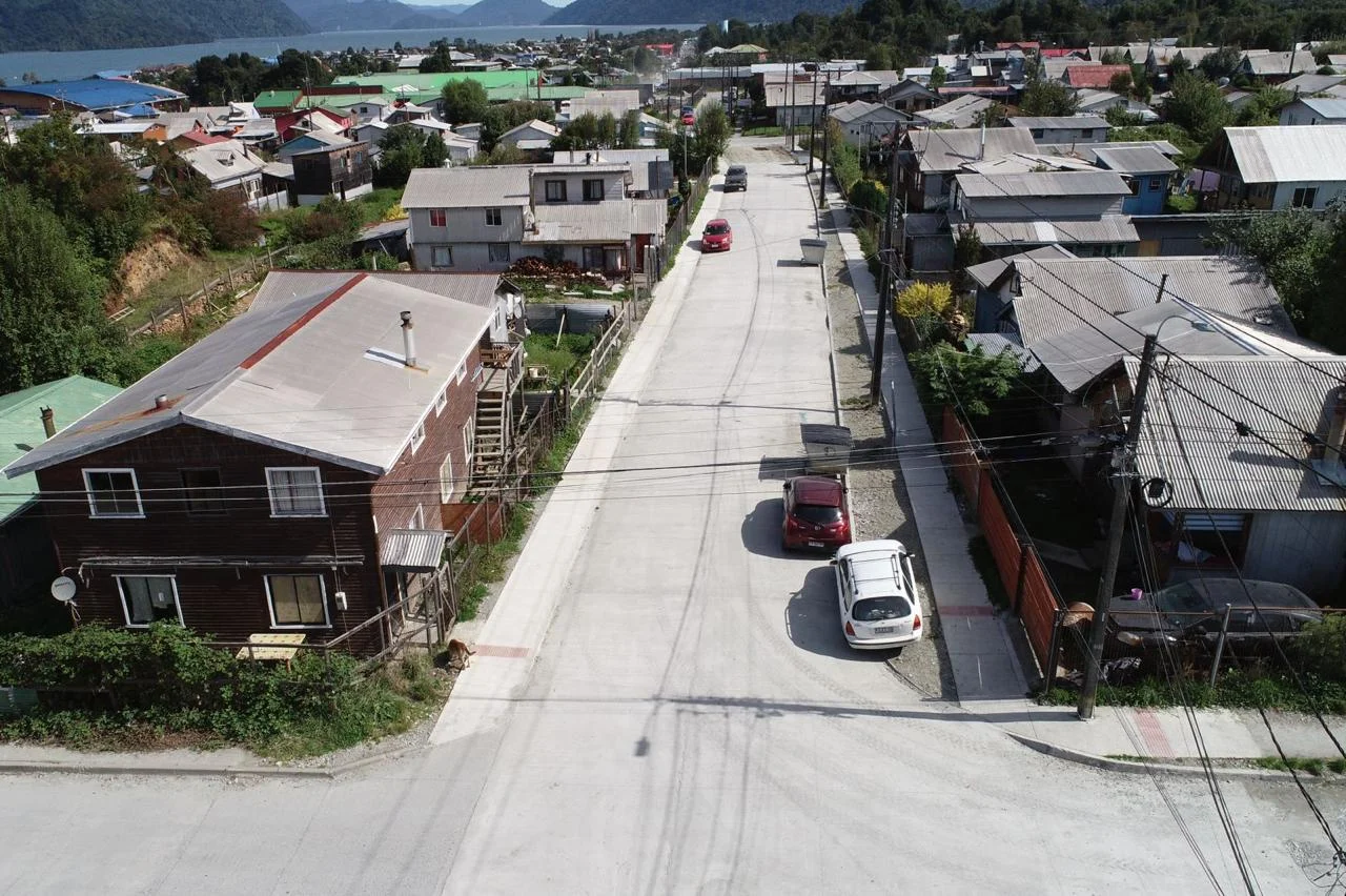 Vista elevada de una calle urbana